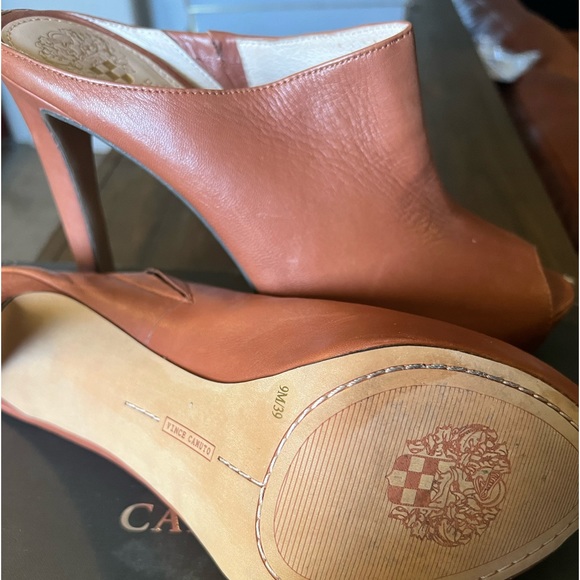 Vince Camuto 9M Saddle/Nappa 4” heal - Picture 2 of 5